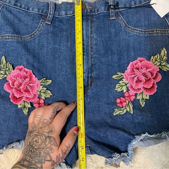 NWT Aphrodite • Embroidered denim shorts - Picture 7 of 7